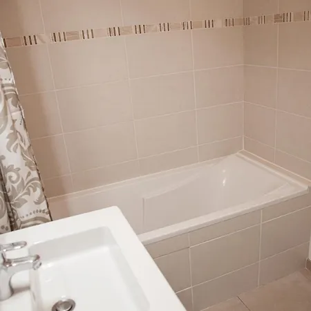 Au Coeur De - A Proximite De * פורנישי