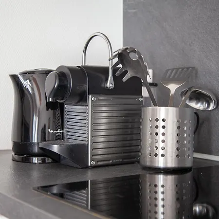 Au Coeur De - A Proximite De * פורנישי